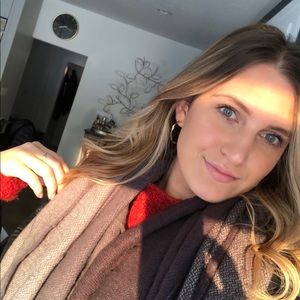 Meet your Posher, Cassandra